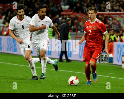 Kazan, Russie - 10 octobre 2017.Le buteur russe Dmitry Poloz et les joueurs iraniens Saeid Ezzatollahi et Omid Ebrahimi lors de l'amicale internationale M. Banque D'Images