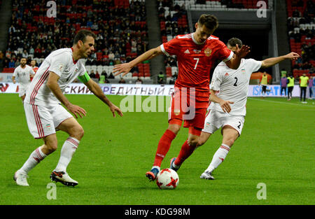 Kazan, Russie - 10 octobre 2017.Le buteur russe Dmitry Poloz et les joueurs iraniens Jalal Hosseini et Varya Ghafoori lors d'un tapis international amical Banque D'Images