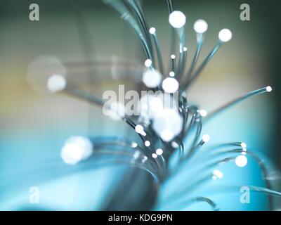 La fibre optique permet de transporter de gros volumes de données. Banque D'Images