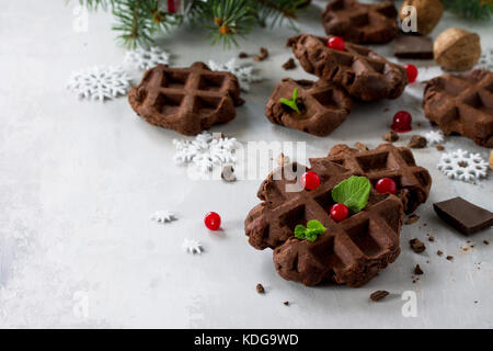 Des gaufrettes au chocolat belge avec les baies fraîches et de menthe sur un fond gris ardoise ou pierre, fond de noël. Banque D'Images