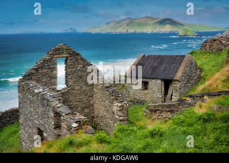 Ruines de maisons en pierre. Slea Head Drive. Comté de Kerry, Irlande Banque D'Images