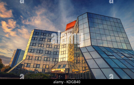 Darby House Glass Building en voyant le coucher du soleil d'automne chaud Banque D'Images