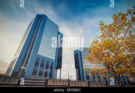 Telford Plaza Buildings en automne Banque D'Images