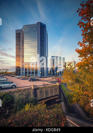 Telford Plaza Centre et les environs du parc automobile à l'automne Banque D'Images