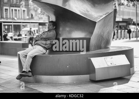 London Street Photography prises autour de Kings Cross et de Trafalgar Square essayant de capturer ceux qui ne les connaissent pas pour la plupart des photos naturelles qui peuvent être prises. Banque D'Images