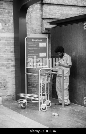 London Street Photography prises autour de Kings Cross et de Trafalgar Square essayant de capturer ceux qui ne les connaissent pas pour la plupart des photos naturelles qui peuvent être prises. Banque D'Images