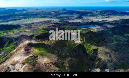 Vue aérienne plus sveifluhals montagnes vers djupavatn keilir, reykjanes et visible ainsi que zone géothermique seltun. pris sur un jour d'été ensoleillé Banque D'Images