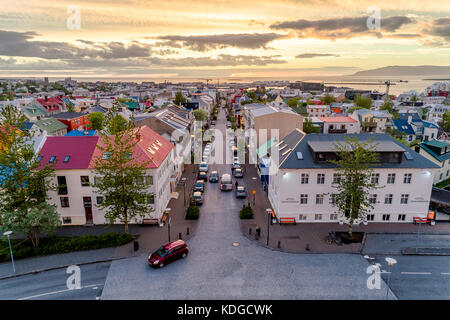 Vue aérienne de la ville de Reykjavik en début d'été au coucher du soleil tourné vers le bas à la route de skolavordustigur hallgrimskirkja Banque D'Images