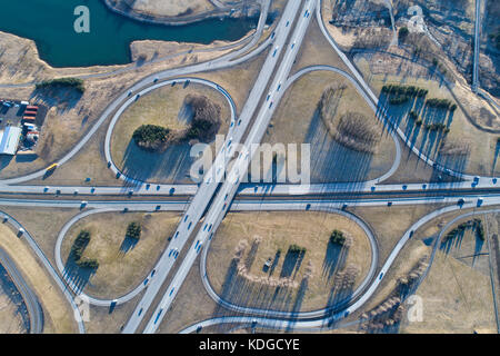 Dans cloverstack autoroute Reykjavik Islande, tourné à partir de l'intersection ci-dessus, dans le soleil du matin Banque D'Images