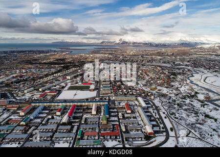 Vue aérienne de la ville de Reykjavik, la capitale de l'Islande, la capitale la plus septentrionale du monde. Tourné en hiver à l'extérieur, vers la baie de faxafloi Banque D'Images