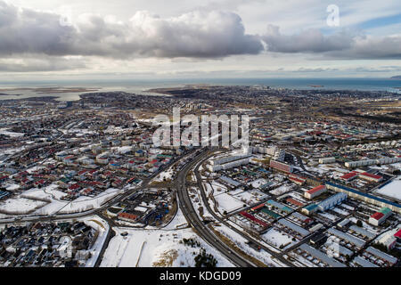 Vue aérienne de la ville de Reykjavik, la capitale de l'Islande, la capitale la plus septentrionale du monde. Tourné en hiver à l'extérieur, vers la baie de faxafloi Banque D'Images