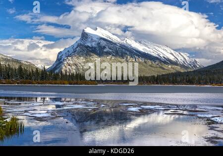 Paysage de montagne de Rundle à la neige. Vermilion Lakes Melting Ice Water, chute de neige d'automne. Parc national Banff, montagnes Rocheuses Alberta Canada Banque D'Images