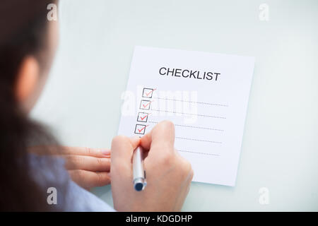 High angle view of a businesswoman marquage sur liste de contrôle en 24 Banque D'Images