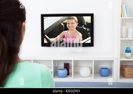 Close-up of a woman watching television à la maison Banque D'Images