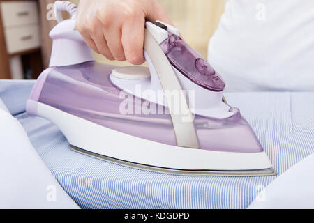 Close-up of woman ironing clothes sur table à repasser Banque D'Images
