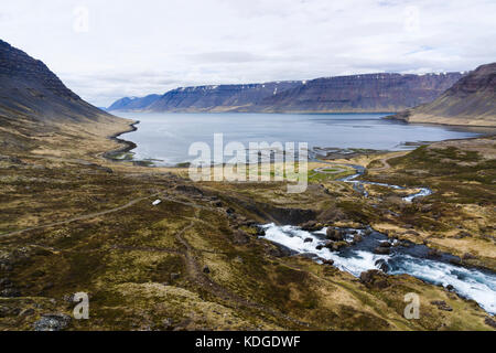 Vue sur la baie d'dynjandivogur de dynjandi, cascade, l'islande westfjords Banque D'Images