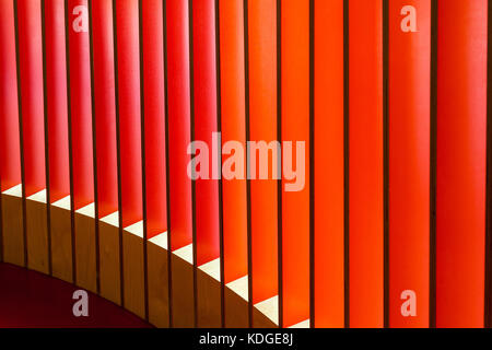 Lignes abstraites de windows bâtiment tourné à un angle pour créer le contraste et la forme géométrique intéressante. Banque D'Images