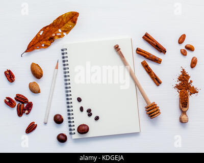 Contexte et desserts menu design . divers noix de Pécan, amandes, graines de café, les fèves de cacao, poudre de cacao, noisettes, l'anis étoilé et les bâtons de cannelle s Banque D'Images