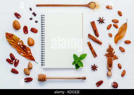 Contexte et desserts menu design . divers noix de Pécan, amandes, graines de café, les fèves de cacao, poudre de cacao, noisettes, l'anis étoilé et les bâtons de cannelle s Banque D'Images