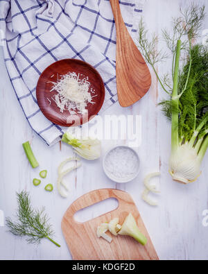 Bulbes de fenouil frais biologiques à des fins culinaires sur fond de bois. Banque D'Images