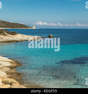 Ruines de la tour génoise de mortella avec une turquoise de la Méditerranée et de la côte rocheuse du désert des agriates, près de St Florent en corse Banque D'Images