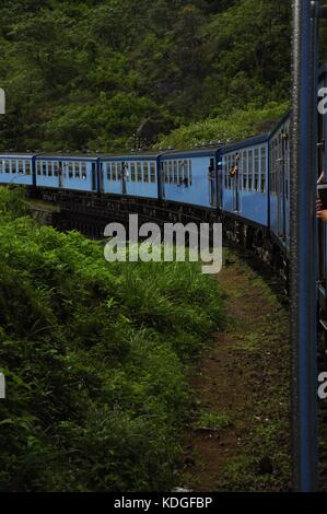 Train de Colombo à Kandy au Sri Lanka centrale pays thé Banque D'Images