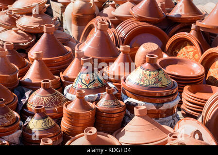 Tagins traditionnel en céramique pour la vente au marché de la ville de Meknès. Maroc Banque D'Images