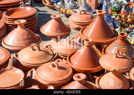 Tagins traditionnel en céramique pour la vente au marché de la ville de Meknès. Maroc Banque D'Images