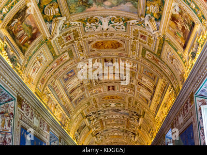 Une sculpture de plafond dans les musées du vatican Banque D'Images