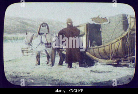 Homme debout à côté de la calèche traîneau RCAC2004708096 Banque D'Images