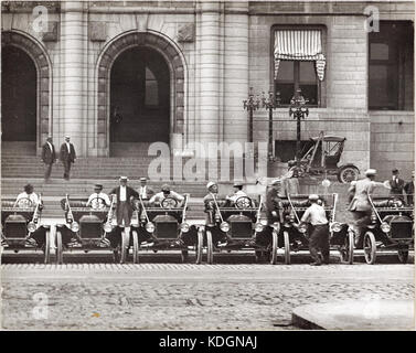 Ligne de modèle T Ford garée en face de l'Hôtel de Ville de Saint-Louis, probablement près de l'intersection de la 12ème rue et de Walnut Street Banque D'Images