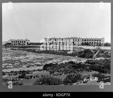 Cette image représente un hôpital du Royal Army Medical corps à Malte, qui fait partie du service médical militaire britannique. Il montre le personnel médical dispensant des soins au début du XXe siècle, soulignant le rôle historique des hôpitaux militaires. Banque D'Images