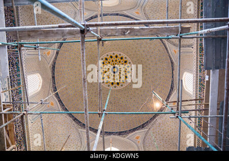 SAMARCANDE, OUZBÉKISTAN - 15 OCTOBRE 2016 : restauration de l'intérieur du petit complexe de mosquées Bibi Khanym Banque D'Images