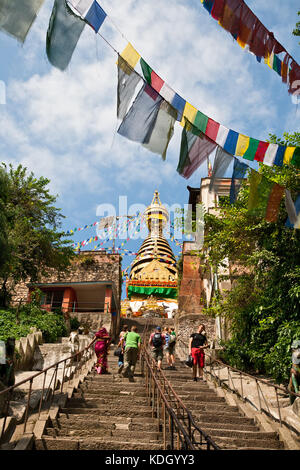 Katmandou, Népal - 30 septembre 2012 - les touristes monter les escaliers à la stupa swayambunath Banque D'Images