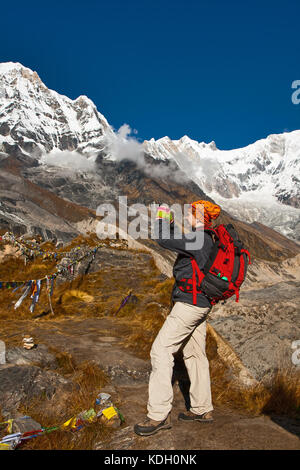 La fille prend photo de montagne dans la région de l'Annapurna base camp Banque D'Images