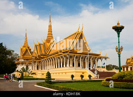 Phnom Penh, Cambodge - 21 février 2013 - la salle du trône du palais royal de Phnom Penh. Les touristes visitant le palais royal à Phnom Penh. Banque D'Images