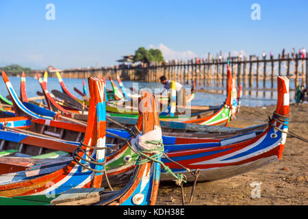 Mandalay, myanmar bateaux sur le lac taungthaman en face de u bein bridge. Banque D'Images