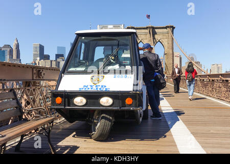 La police NYPD , véhicule à trois roues sur le pont de Brooklyn New York City, New York, États-Unis, USA Banque D'Images