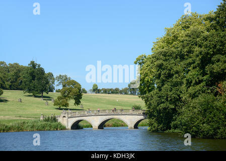 Bridge, Lake & Parkland conçu par Capability Brown à Compton Verney House, Kineton, Warwickshire, Angleterre Banque D'Images