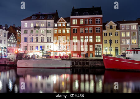 Scenic vue d'été de nyhavn pier avec la couleur des bâtiments, navires, yachts et autres bateaux dans la vieille ville de Copenhague, Danemark Banque D'Images