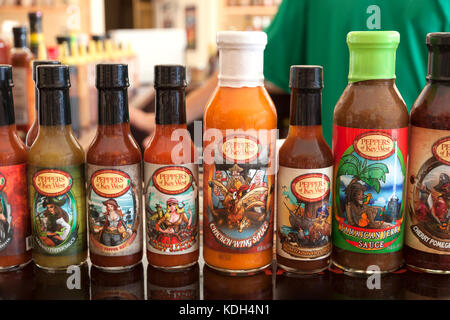 Une variété de sauces en bouteille de marque maison en exposition dans un magasin à Key West, Floride, USA. Banque D'Images