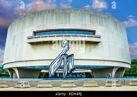 Une vue de la façade de l'édifice du Musée Hirshhorn avec les visiteurs et Jardin de sculptures sur National Mall à Washington, DC, USA Banque D'Images