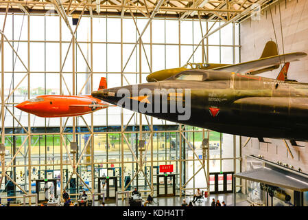 Mur du son des avions d'essai expérimental et d'autres aéronefs anciens pendre du plafond de National Air & Space Museum de Washington, DC, USA Banque D'Images