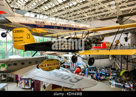 Un assortiment de vintage d'avions américains à l'affiche au National Air and Space Museum, Washington, DC, USA Banque D'Images