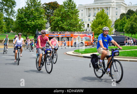 Un casque portant un vélo vous fera découvrir la région en face du bâtiment du Capitole à Washington, DC, USA Banque D'Images