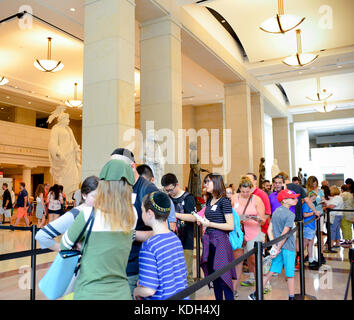 Des foules de gens se tenir dans une file d'attente à l'intérieur du Capitole Centre de visiteurs en attente de billets pour entrer dans le Capitole, Washington, DC, USA Banque D'Images