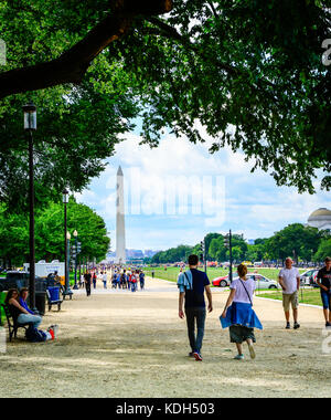 Les gens se promener le long de la National Mall Area avec le Washington Monument à distance, à Washington, DC, USA Banque D'Images