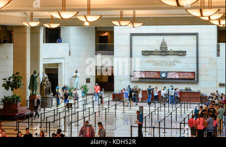 Le United States Capitol Visitor's Centre est occupé avec les visiteurs attendent en ligne pour accéder à des billets pour visiter la capitale américaine Building à Washington, DC, Banque D'Images