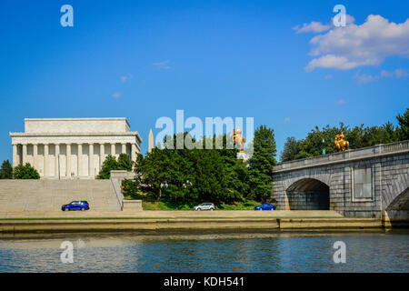 Vue sur la rivière Potomac à l'Arlington Memorial Bridge avec les deux statues dorées, Arts de la guerre, avec le Lincoln Memorial et le Washington M Banque D'Images