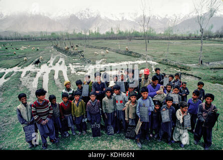 Retour de l'école des garçons à travers les dunes de Skardu, la haute vallée de l'Indus, au Cachemire, au Pakistan, en 1990. Banque D'Images